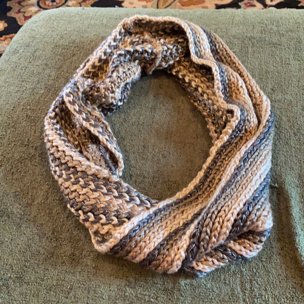 Medium length infinity scarf. EUC!! Only worn once or twice.